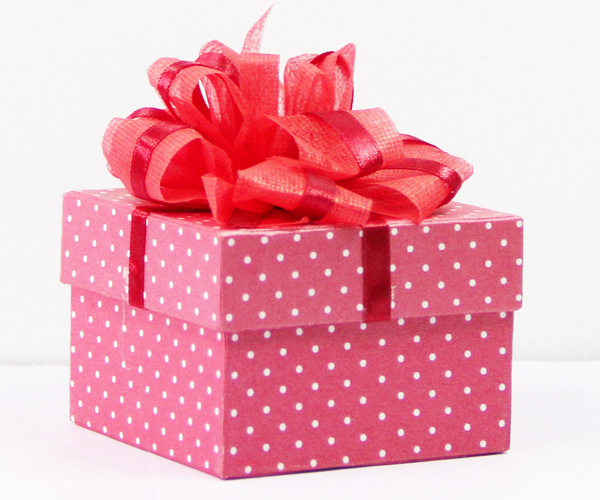 Một hộp quà sinh nhật đầy bất ngờ, ấm áp và ý nghĩa sẽ khiến bạn cảm thấy thật tuyệt vời. Hãy xem bức ảnh và tìm kiếm những món quà ý nghĩa nhất để gửi gắm cho người thân của bạn trong ngày sinh nhật.