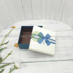 Hộp quà hình vuông trắng xanh 3 loại kích thước 15, 17, 19cm - HQ37