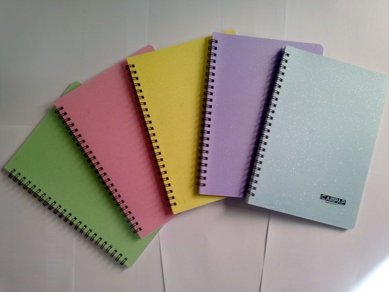 Giấy bìa màu có bìa sách vở