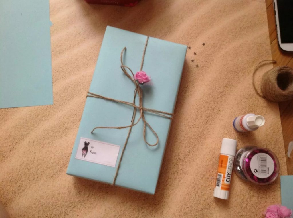 Hướng dẫn gói quà không cần băng dính đơn giản