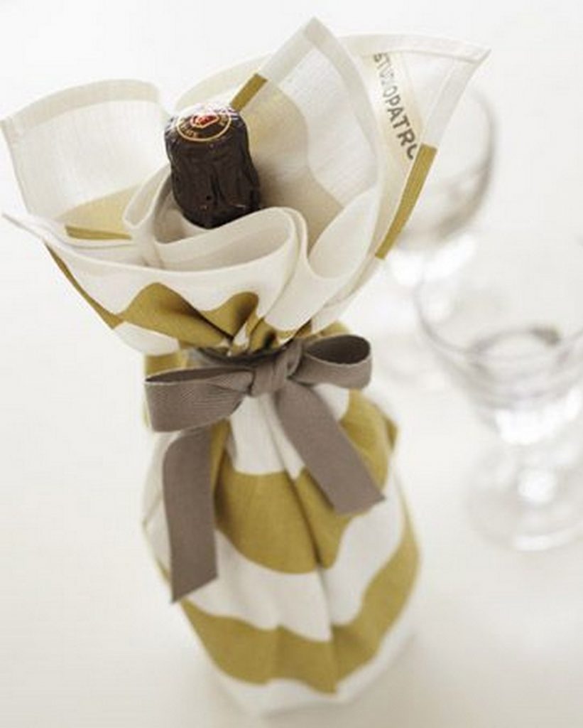 GÓI RƯỢU ĐƠN GIẢN VỚI 1 CHIẾC KHĂN