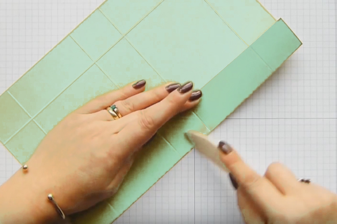 Bạn dùng que dẹt miết theo các đường kẻ tạo nếp gấp. Nguồn ảnh: Internet Bạn dùng que dẹt miết theo các đường kẻ tạo nếp gấp. Nguồn ảnh: Internet