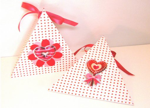 Bước 8: Luồn dây ruy-băng qua 4 lỗ tròn và thắt nơ lại. 