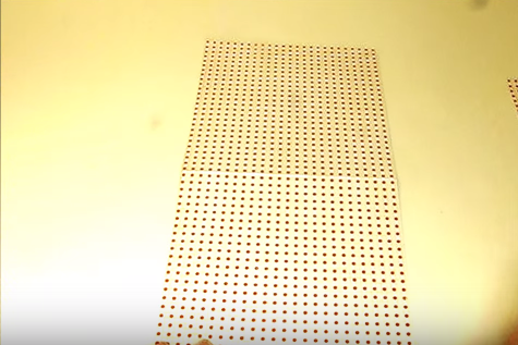 Bước 2: Gập đôi tờ giấy lại để lấy nếp sau đó mở ra. 