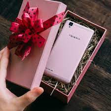 Tặng điện thoại cho vợ.