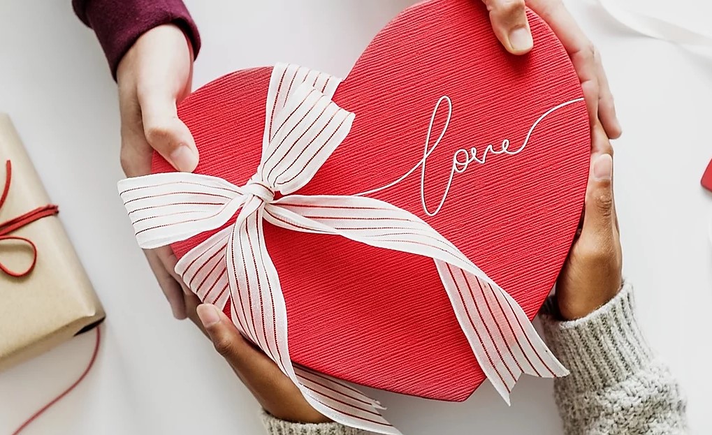 Con gái có nên tặng quà Valentine cho bạn trai hay không?