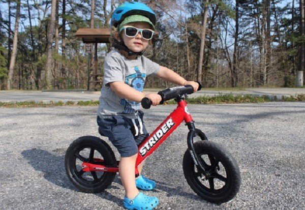 Xe chòi chân giúp bé tăng khả năng linh hoạt