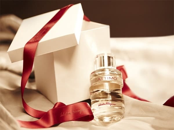 Tặng chàng nước hoa.