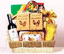 Cách bọc giỏ quà tết với giấy gói quà trong suốt Cách bọc giỏ quà tết với giấy gói quà trong suốt