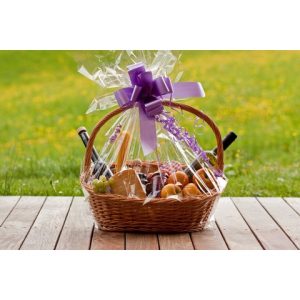 Trang trí giỏ đựng quà tết Cách bọc giỏ quà tết với giấy gói quà trong suốt