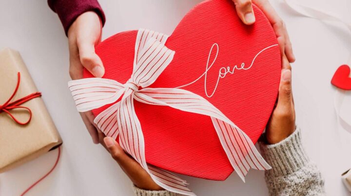 Valentine ai phải tặng quà? Nam hay nữ phải tặng quà?
